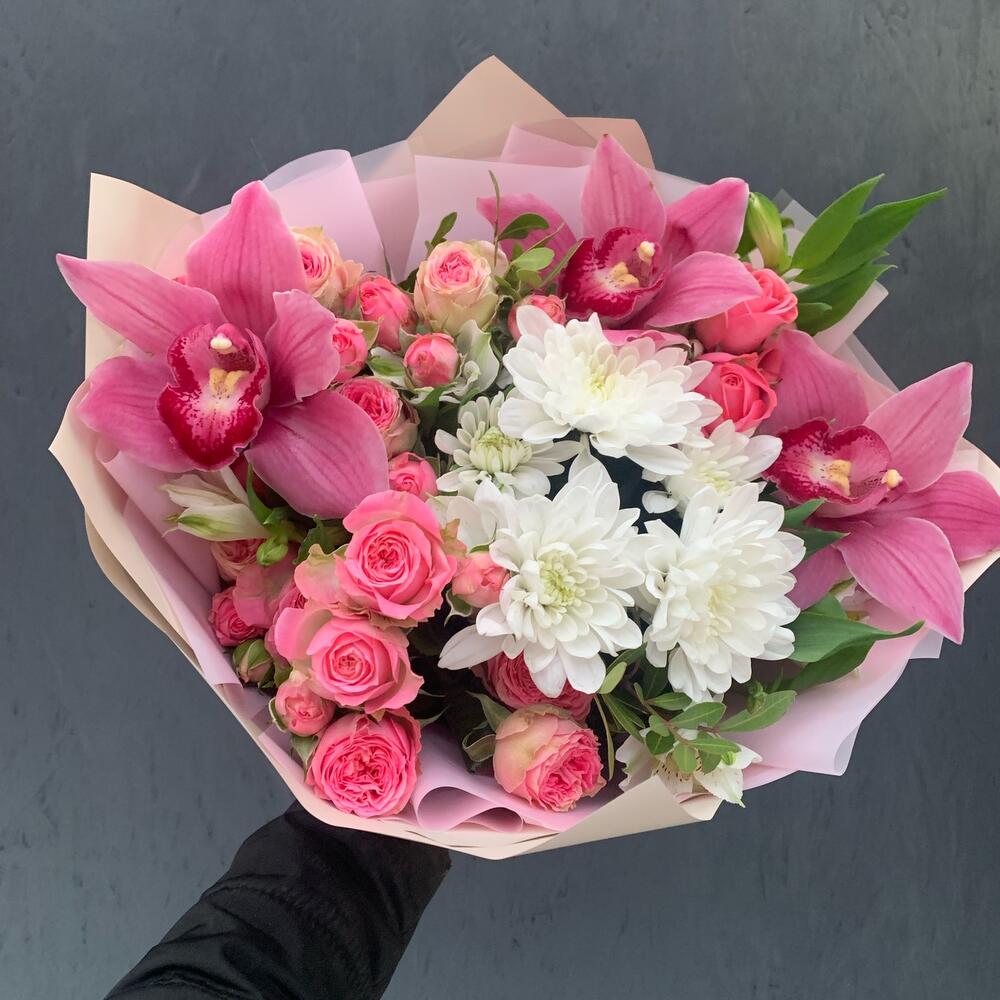 Букет из кустовой хризантемы, орхидей и кустовых роз «Каролина»