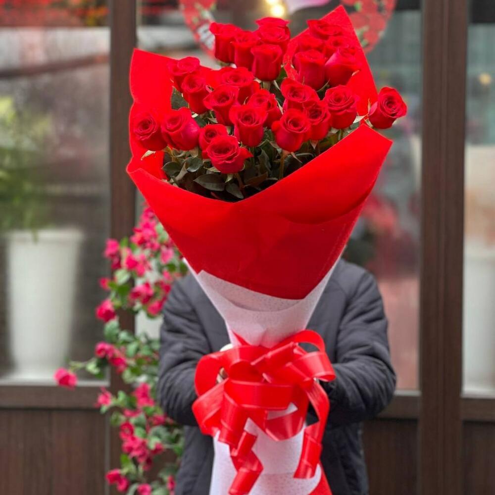 Шикарный букет из 25 роз сорта Freedom