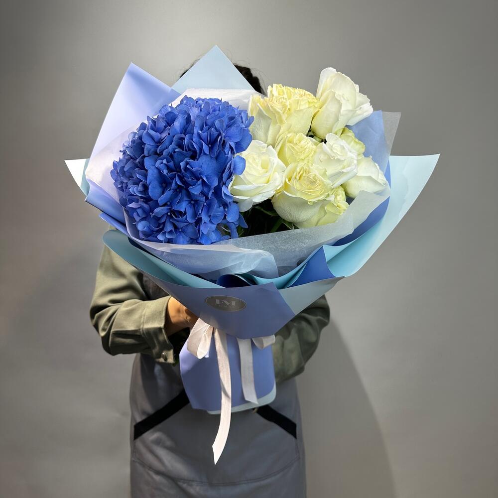 Авторский букет из королевской гортензий и белых роз